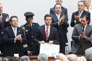Enrique Pea Nieto, presidente de Mexico firm ayer en Palacio Nacional la reforma constitucional en
