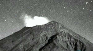 Supuesto ovni captado sobre el volcn Popocatpetl De acuerdo con las imgenes, un objeto de figura cilndrica surca a gran velocidad por encima del cr