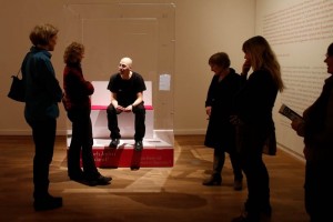 Exponen a judos dentro de caja de cristal en Alemania Un judo alemn permanece dentro de la caja, atendiendo los cuestionamientos de los visitantes