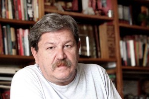 El autor asegur� que escribi� el libro para poder convocar a Villa en las noches y traerlo en los s