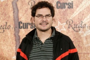 La cinta cuenta la historia de dos adolescentes, uno, hijastro de un vendedor ambulante y, la otra, 