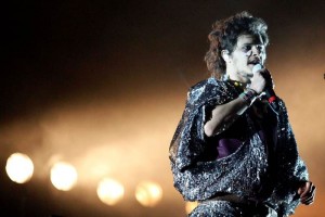 Regresa Porter a los escenarios en el Vive Latino Juan Son sali vestido con una llamativa capa color gris brillante