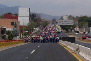 Los integrantes del Movimiento Popular Guerrerense tomaron la Autopista del Sol con direccin a Aca