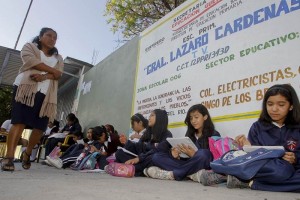 Pese a trabas, maestra decide continuar clases La maestra Mary de la escuela primaria