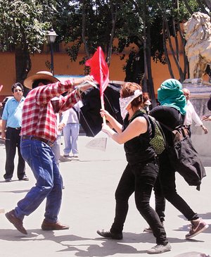 Grupos de embozados apedrean comercios