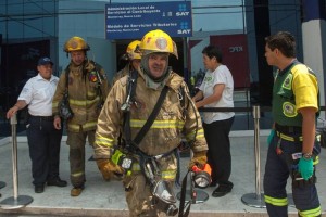 Los brigadistas, una vez controlado el conato de incendio, procedieron a la extracci�n del humo del