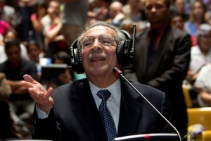 Con su caracter�stico tono de voz fuerte y clerical, R�os Montt dijo que se present� voluntariamente