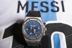 Este reloj de pulsera es el n�mero diez -en honor al n�mero que el futbolista lleva en sus camisetas