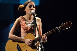 Sumamente emocionada, Natalia Lafourcade se reencontr� con su p�blico, en el que se hizo acompa�ar e