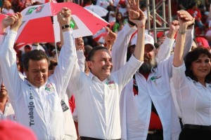 Castro Trenti acompa�ado de figuras claves del pr�ismo en la casa de los Xolos