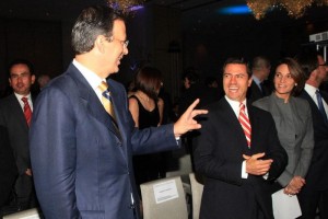 En una reuni�n en octubre de 2010 el entonces jefe de gobierno y el gobernador del Estado de M�xico