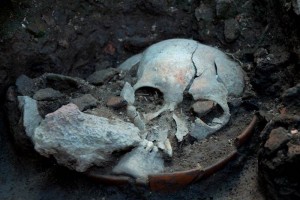 Los restos del hombre fueron depositados sobre una vasija al pie de la estructura principal en Tlate