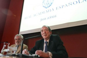El director de la Real Academia Espaola, Jos Manuel Blecua, junto al secretario de la misma, Daro