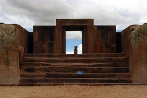 El mayor sitio arqueolgico de Bolivia es Tiahuanaco, cercano a La Paz y cuna de una antigua cultura