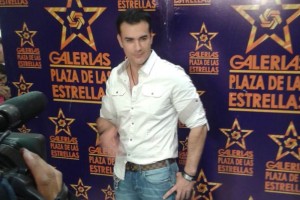 Fan gasta 3 mil dlares por ver a David Zepeda Firm autgrafos el fin de semana en una plaza