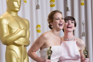 Jennifer Lawrence y Anne Hathaway durante la 85 entrega de los premios Oscar.