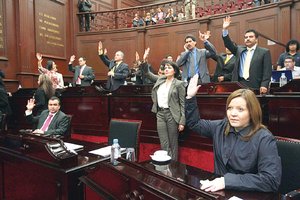 Que Fausto renuncie o regrese, pide oposici�n