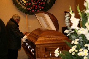 Confunden restos de vctimas y creman a una por error La funeraria que confundi los restos de dos vctimas y crem a una de ella acept su responsabilida