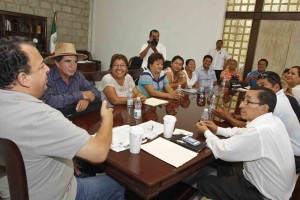 Pobladores en reunin con el presidente municipal de Acapulco
