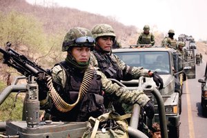 Ejrcito enfrenta grupo armado en Michoacn