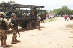 Pobladores de Xaltianguis mantienen retenidos a por lo menos 15 soldados a la altura del hospital de