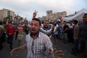 La polica intent dispersar con gases lacrimgenos a los islamistas, que respondieron arrojndoles 