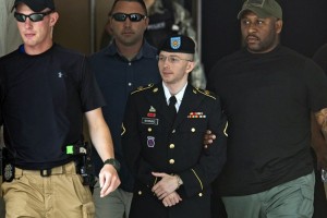 El soldado estadounidense Bradley Manning sale del juicio en Fort Meade, Maryland