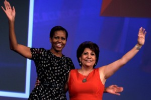 Michelle Obama y la presidenta del Consejo Nacional de La Raza, Janet Murguia, hablaron sobre asunto