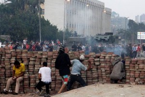Los partidarios de Mohamed Mursi construyeron una barricada improvisada desde donde arrojan piedras,