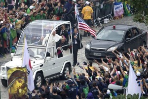 El papa Francisco saluda a su llegada a la playa de Copacabana de Ro, para oficiar la misa de claus