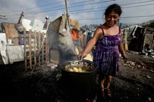 Adelina, vive en Ecatepec, y sobrevive con tan slo papas 