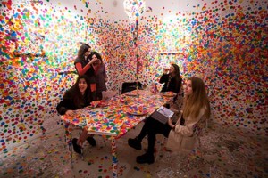 MUESTRA. Visitantes recorren una instalacin, durante la muestra