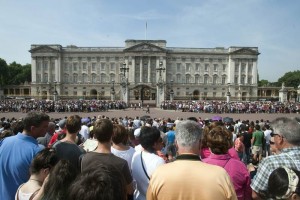 Personas esperan el nacimiento del primognito de la duquesa de Cambridge, frente al Palacio de Buck