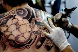 ARTE. Un hombre realiza un tatuaje, durante la Cuarta Convencin Internacional de Tatuajes