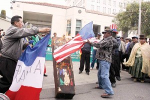 Seguidores del presidente de Bolivia, Evo Morales, protestan ante la embajada de Estados Unidos en l