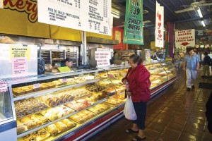 Una mujer compra en la panadera mexicana La Tolteca de Phoenix, Arizona, negocio que surgi como un