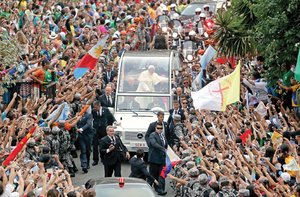 El papa Francisco saluda a cientos de seguidores desde el papamvil, en el que recorri varias calle