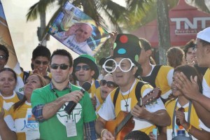 Peregrinos cantan por la playa de Ipanema, en Ro de Janeiro, en la vspera de la llegada del papa F