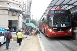 Indigentes vuelven de noche a la salida del metro Hidalgo