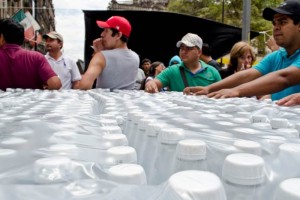 Un trailer cargado con mil 215 botellas de agua se estacion en la calle de Repblica de Brasil para