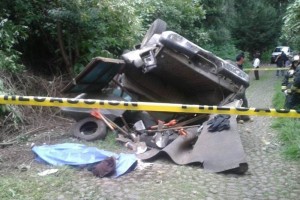 Camioneta cae a un barranco en los Dinamos Camioneta cae a un barranco en los Dinamos