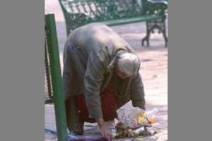 A indigentes a albergues al reshalojar Plaza Buenavista por denuncias de vecinos ya que lo considera