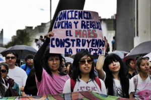 Manifestantes ingresan en Avenida Jurez; van al Zcalo 