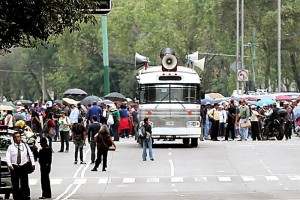 Caos vial en Reforma por marcha de la CNTE al Senado 