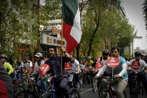 'Rueda' Morena por Paseo de la Reforma 