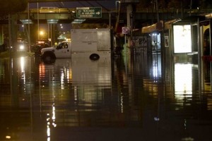 Inundaciones afectan la calzada Ignacio Zaragoza 