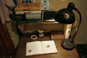 Rplica del escritorio y del diario de Ana Frank