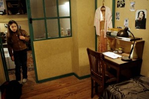 Una nia observa una rplica de la habitacin de Ana Frank en el Centro Ana Frank Argentina. La mues