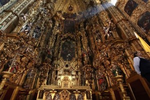 Ubicada en el Zcalo de la capital mexicana, la catedral ana romnico, gtico, elementos barrocos y