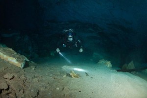 En cuevas y cenotes de Campeche, Yucatn y Quintana Roo han sido encontrados vestigios de la presenc